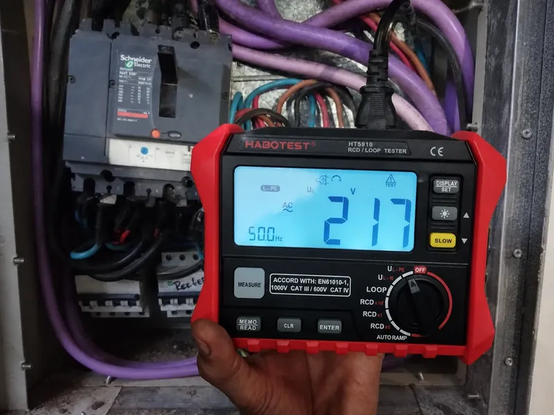 Medición de una instalación eléctrica con probador de disyuntores HABOTEST HT5910.