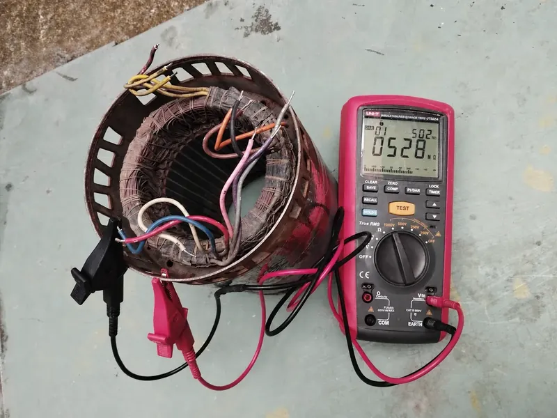 Prueba de aislamiento de motor eléctrico con megóhmetro UNI-T UT505A.