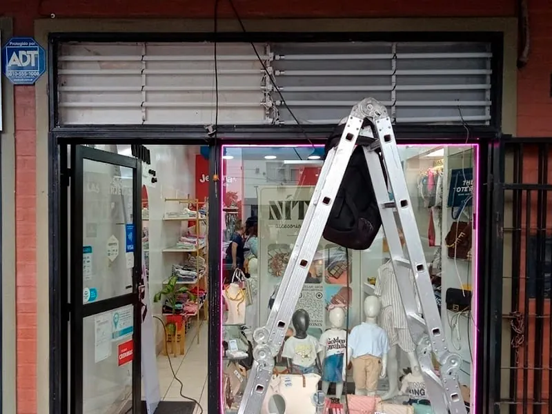 Cartel con iluminación LED